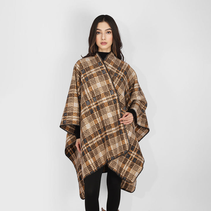Dam Oversize Check Cape tillverkad av mjuk ullblandning med kontrasterande overlock seam