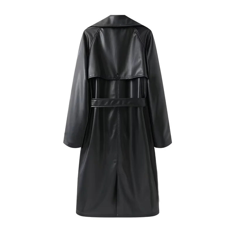 Dam lång skärning trenchcoat tillverkad av vegan läder imitation med bred sjalkrage och tie bälte