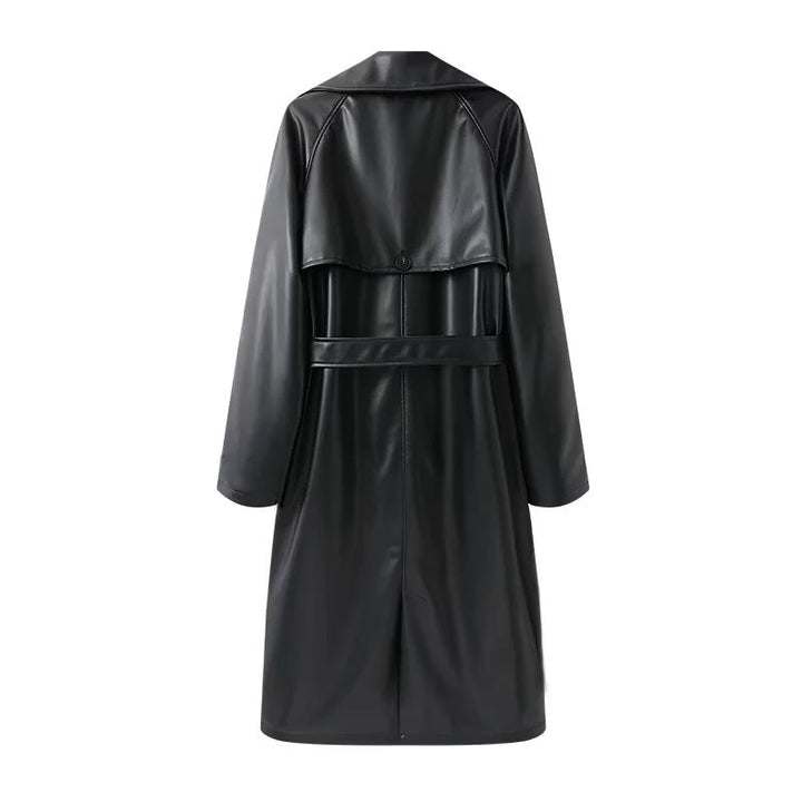 Dam lång skärning trenchcoat tillverkad av vegan läder imitation med bred sjalkrage och tie bälte