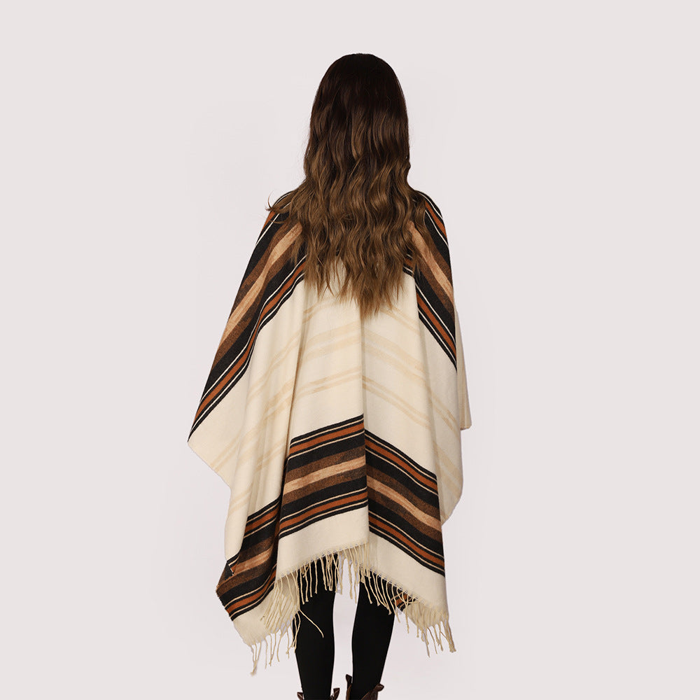 Dam mjuk Draping sjalkrage poncho tillverkad av ullblandning med randig Jacquard Borders och Fringed fåll