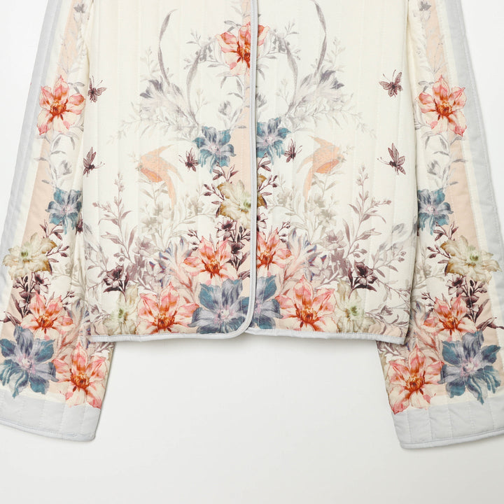 Dam Vadderad Kort Jacka med Blommig Allover Tryck och Round Neckline