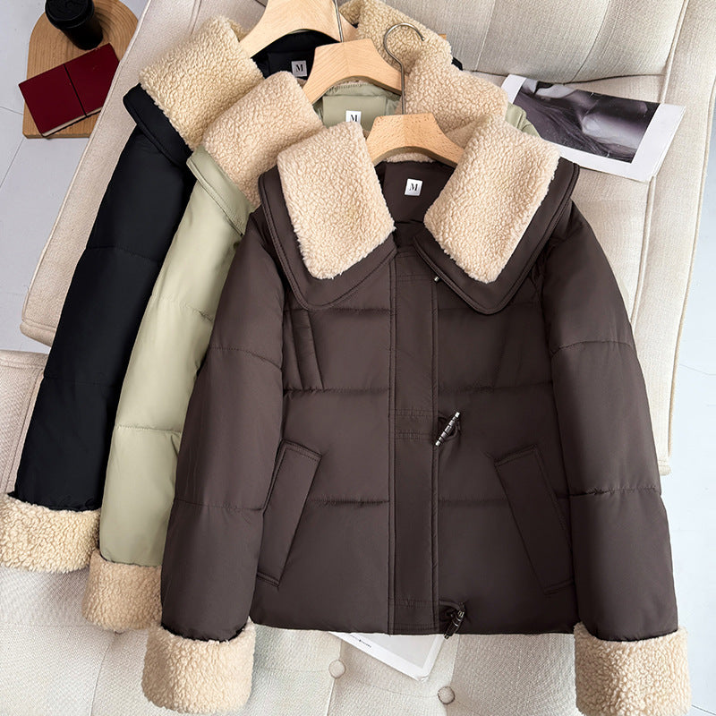 Dam kort vadderad quiltad jacka med voluminous teddy krage och rolled teddy cuffs