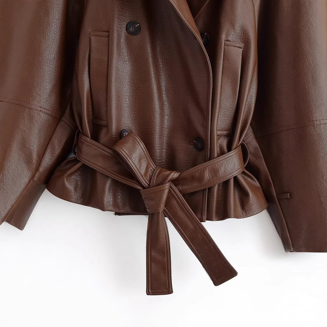 Dam Kort Skärning Faux Läder Trenchcoat med Tied Belt och Double Breasted Knapp Knäppning