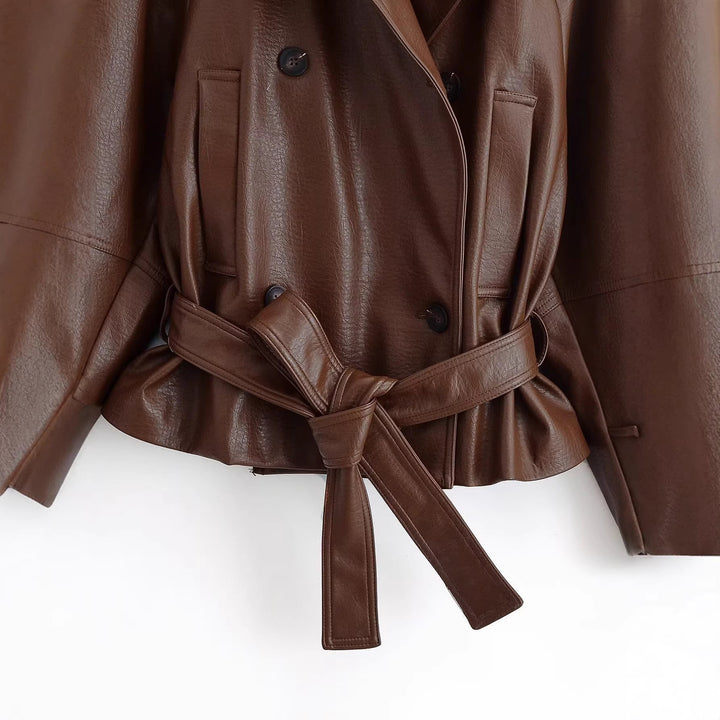 Dam Kort Skärning Faux Läder Trenchcoat med Tied Belt och Double Breasted Knapp Knäppning