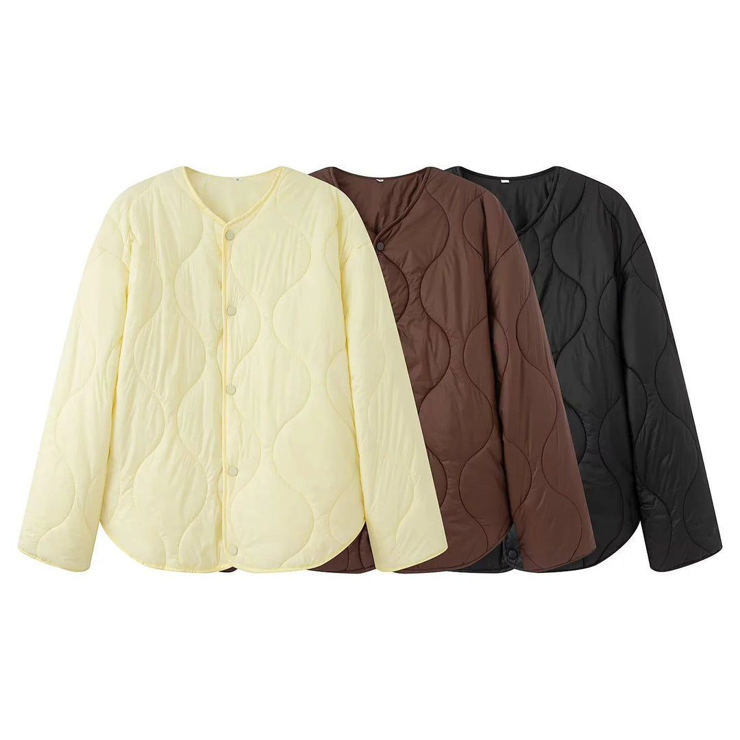 Dam quiltad övergångsjacka med round neckline, tryckknäppning, och curved fåll