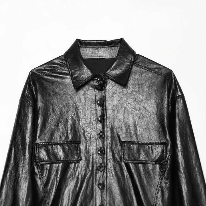 Dam kort jacka in blouse stil gjord vegan läderlook med chest flaps och figurnära fåll