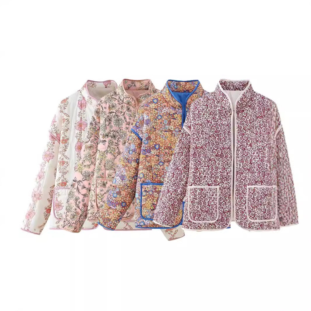 Dam quiltad kort jacka med floral alla-över tryck, light vaddering, ståkrage, och påsydda fickor