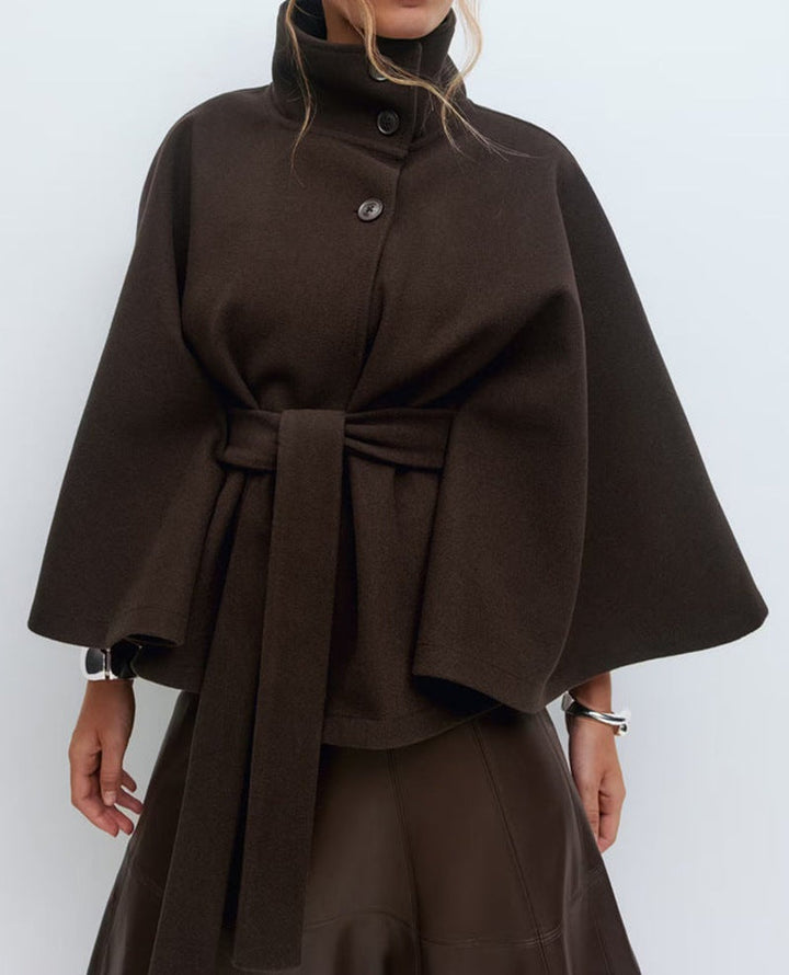 Dam kort cape jacka med hög ståkrage, knytband och boxy silhuett