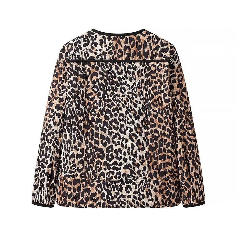 Dam kort jacka med all-over leopard tryck, round neckline och kontrasterande piping