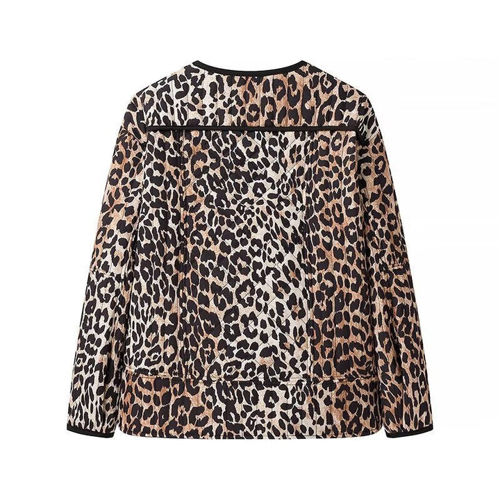 Dam kort jacka med all-over leopard tryck, round neckline och kontrasterande piping