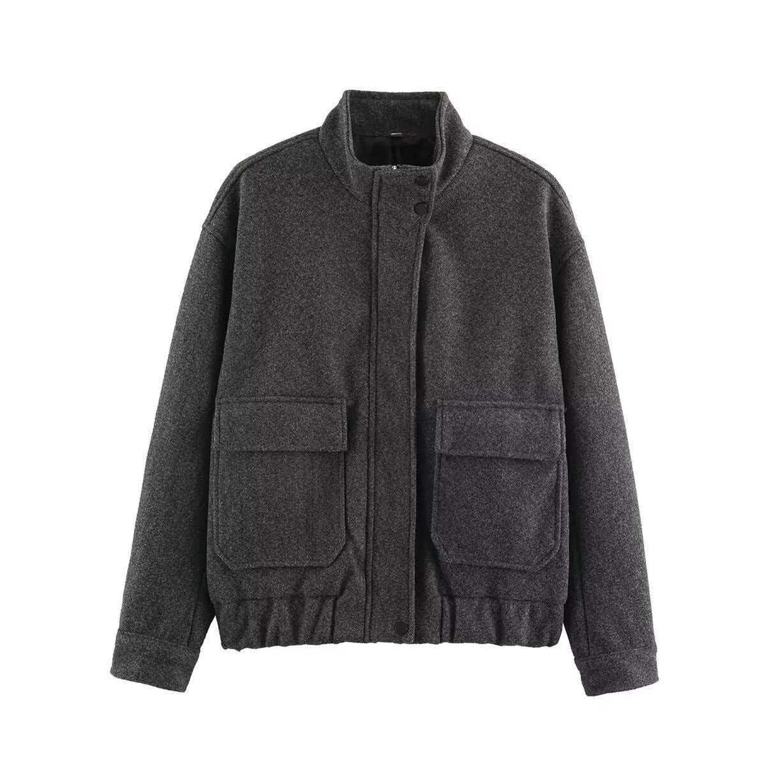 Dam kort jacka gjord ullblandning in utility look med ståkrage, flap fickor, och elastic fåll