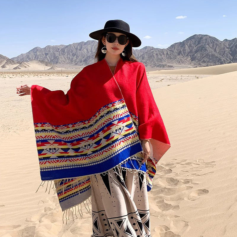 Dam Oversize Reversible poncho tillverkad av ullblandning med Ethno Jacquard och fransfåll