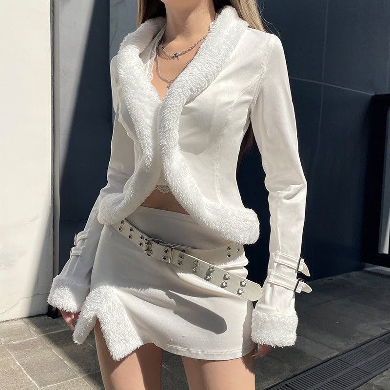 Dam kort figursydd faux fur bolero jacka med V-neck och decorative strap ärmar