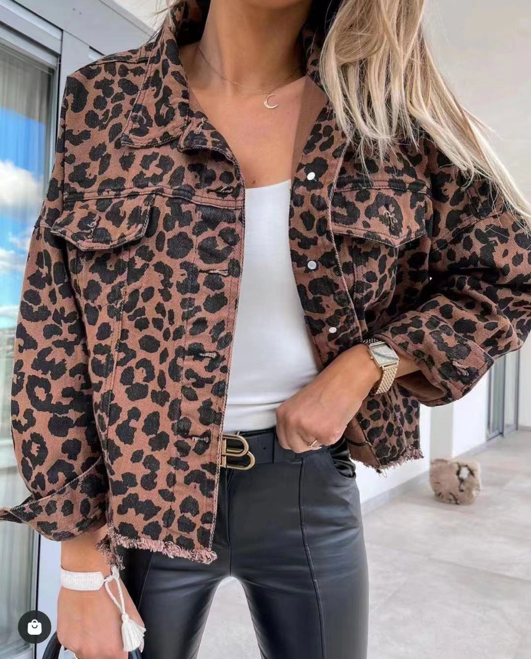 Dam Kort Oversized Denim Jacka med Leopardmönster, Lapp Bröst Fickor, och Raw Fåll