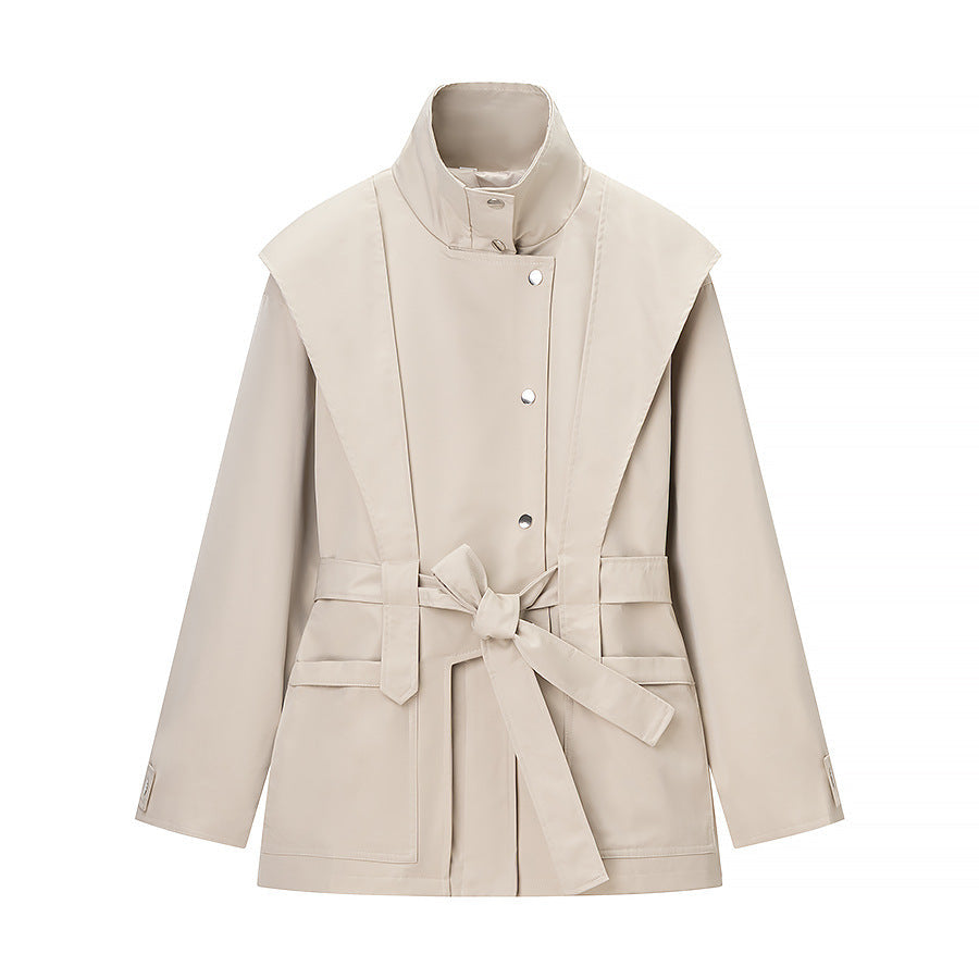 Dam Kort Skräddarsydd Regnjacka med Cape Axel Detail och Ties Bälte