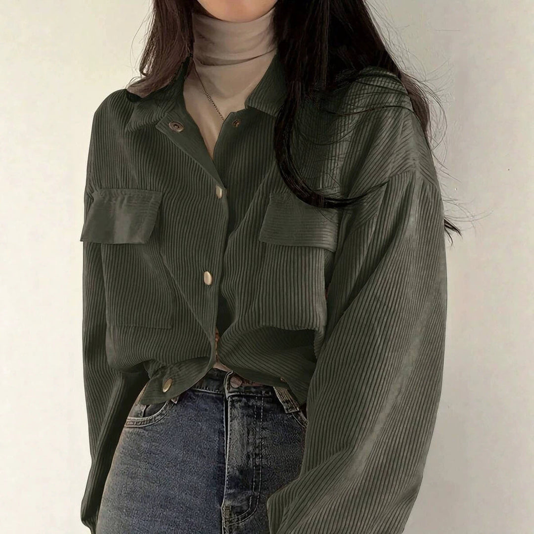Dam Kort Overshirt Jacka Gjord av Fin Manchester med Tryckknapp Knappar, Bröst Flaps, och Voluminous Ärmar