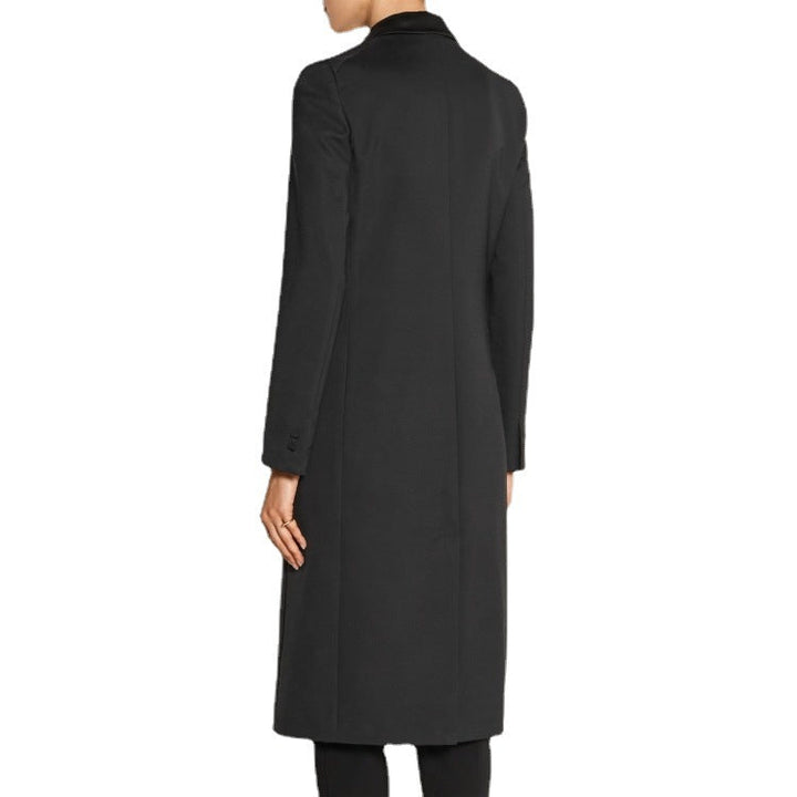 Dam skräddad lång kappa in tuxedo look med shawl krage