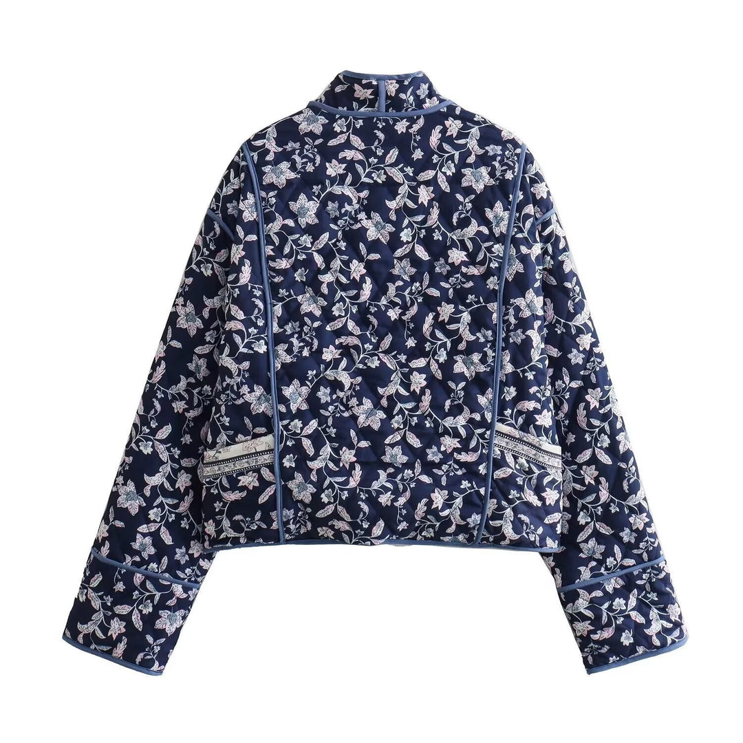 Dam kviltad kimono jacka med blommig all-over mönster och kontrasterande piping