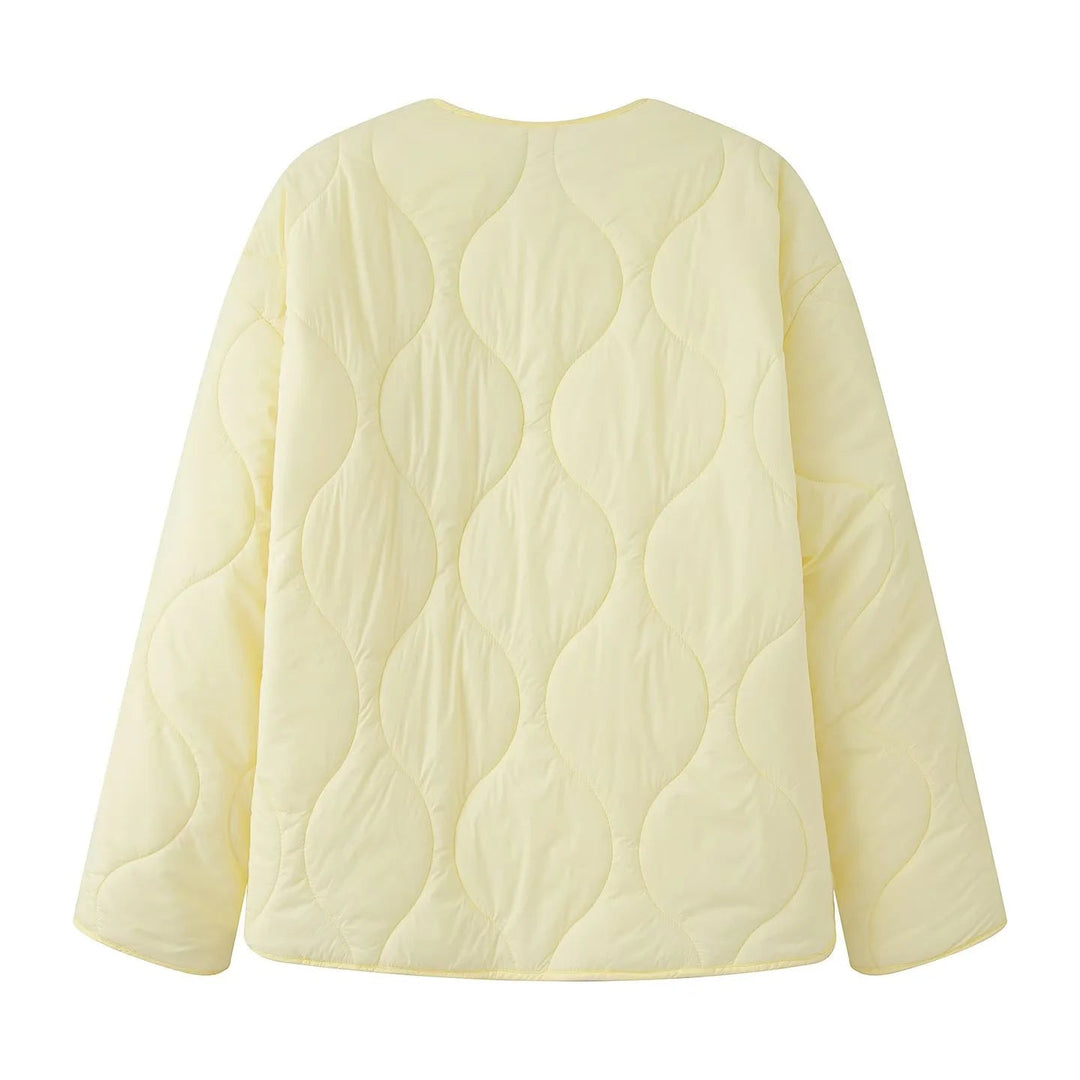 Dam quiltad övergångsjacka med round neckline, tryckknäppning, och curved fåll