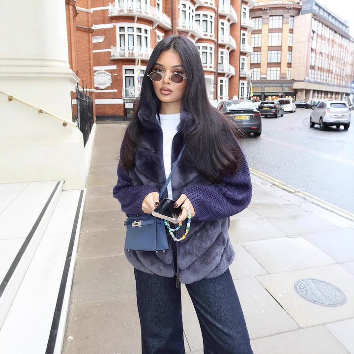 Dam 100+ Kort Faux Fur Väst med Randig Fur Look, Integrated Ribbed Stickad Ärmar och Stå Krage