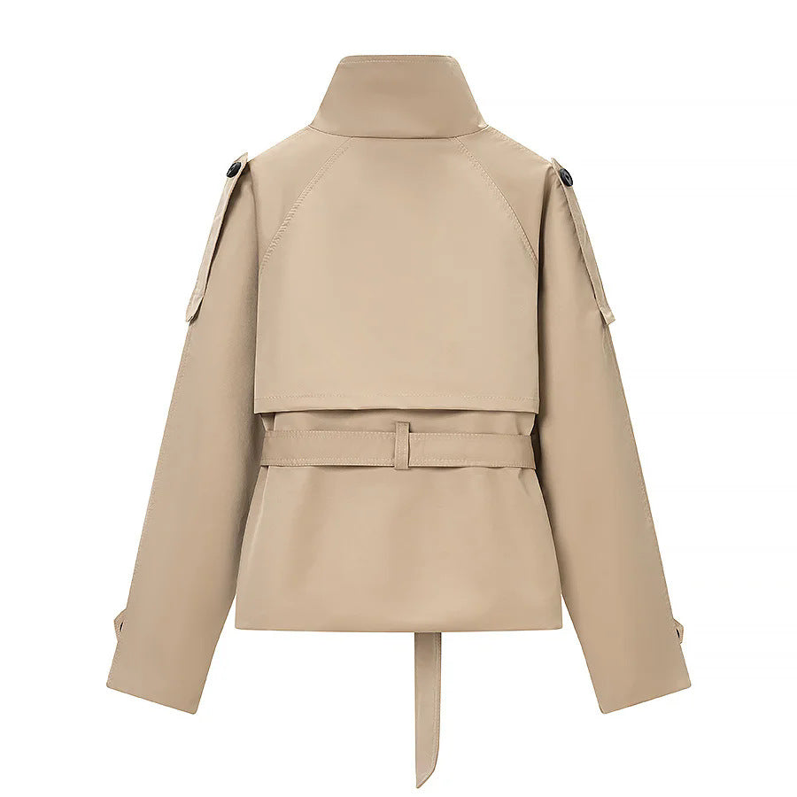 Dam kort utility trenchcoat med ståkrage, double-layered knäppning, axel flaps, och figurnära tie bälte