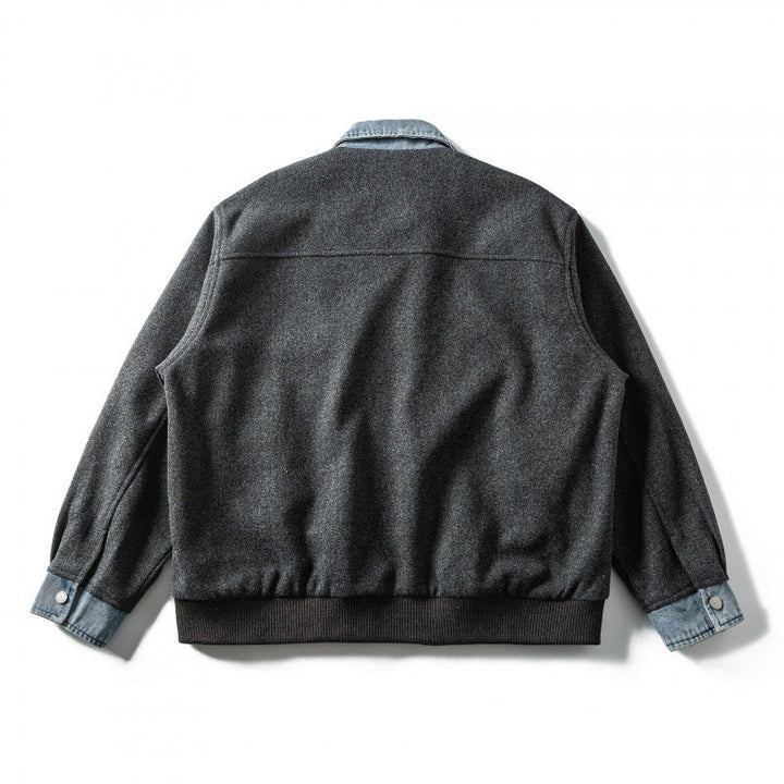 Herr short-cut ullblandning bomberjacka med denim krage, dold dragkedja, och fickor med lock