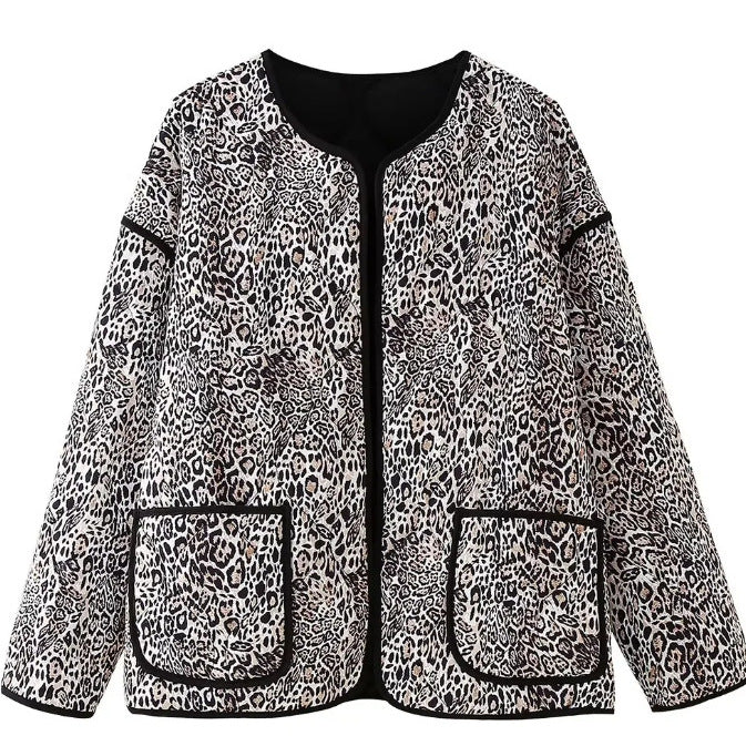 Dam Quiltad Oversize Jacka med Leopard Tryck, Round Neckline och Patch Fickor
