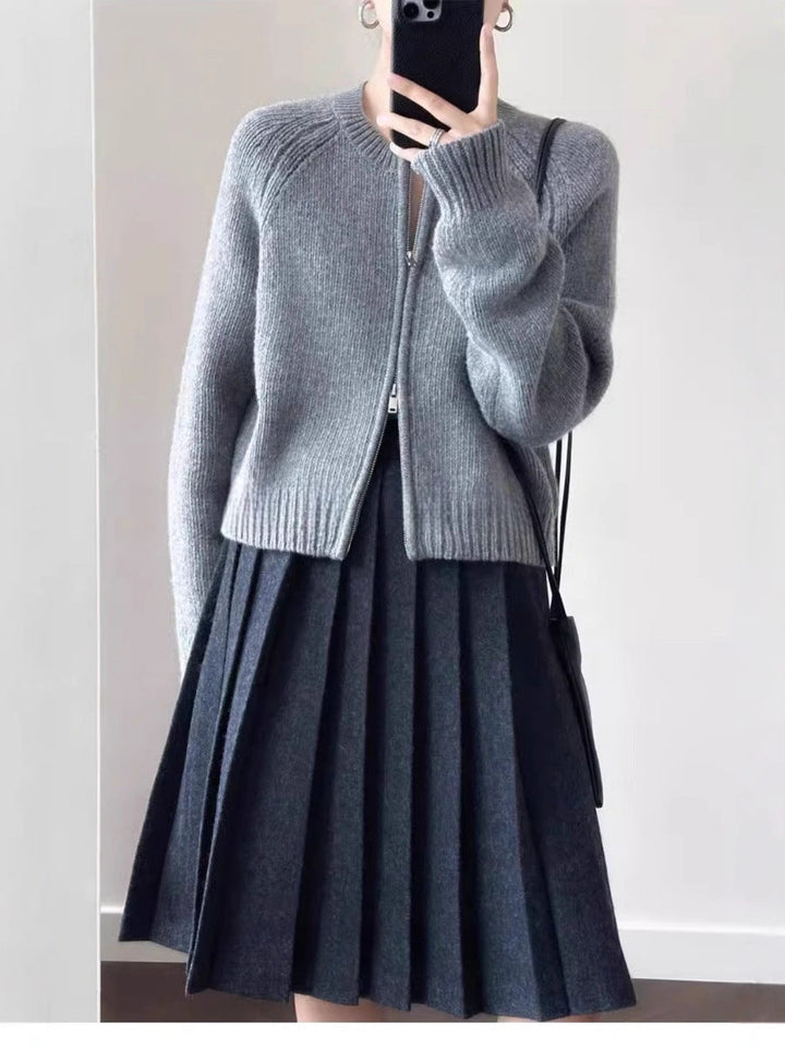 Dam kort jacka gjord mjuk fine knit med a hellång dragkedja och ribbed fåll