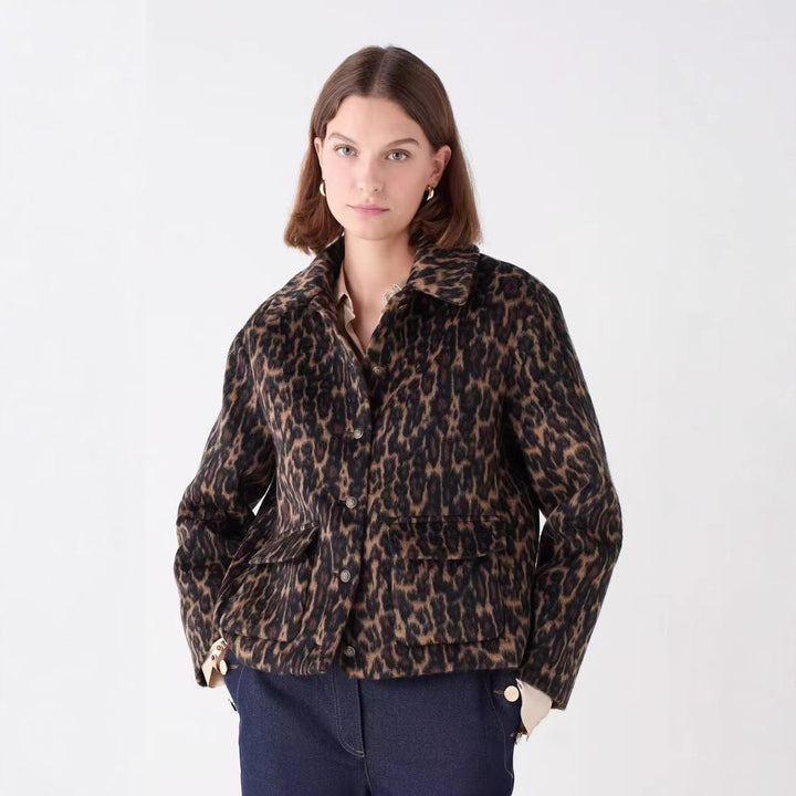 Dam Boxy kort jacka med Leopard tryck, skjortkrage och utanpåfickor