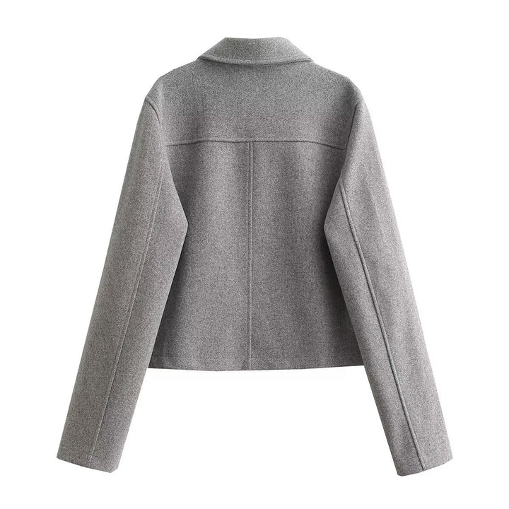 Dam kort ulljacka med gold button front, patch flap fickor, och figursydd silhuett