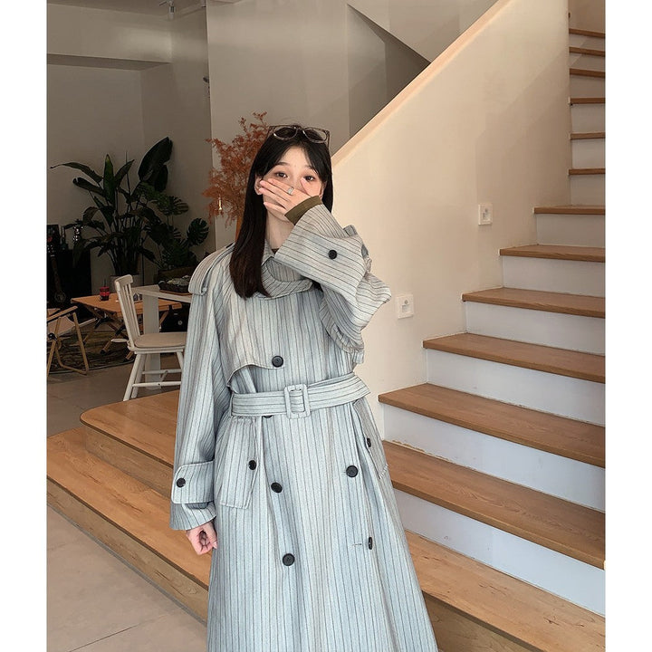 Dam lång Pinstripe trenchcoat med knytband Shoulder Straps och Flared fåll