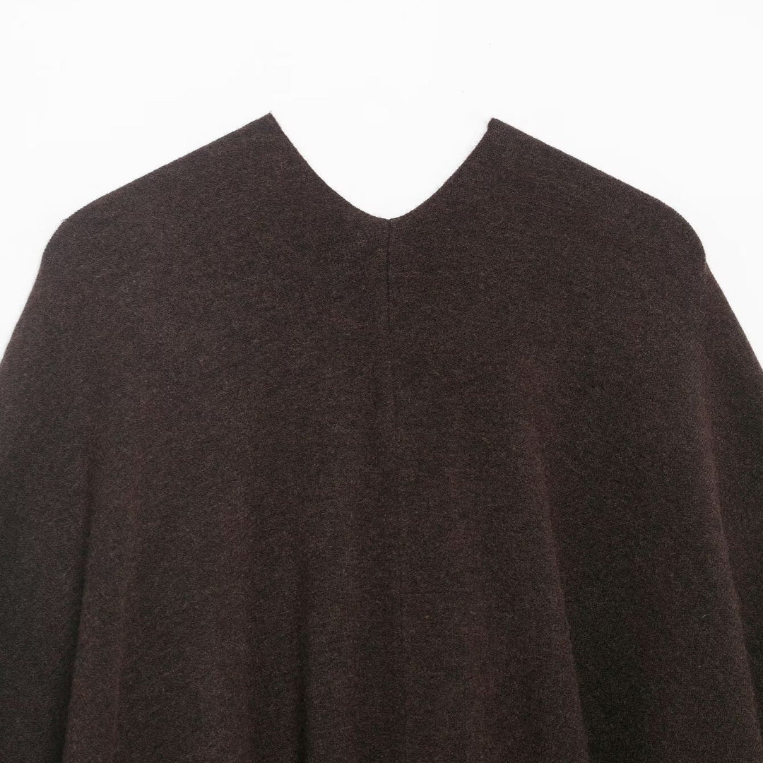 Dam Fringe Poncho Tillverkad av Mjuk Ull Blend med V-Neck