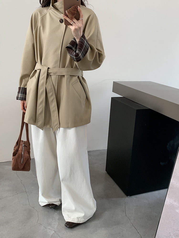 Dam kort parka-stil jacka med midjebälte och checked ärm foder
