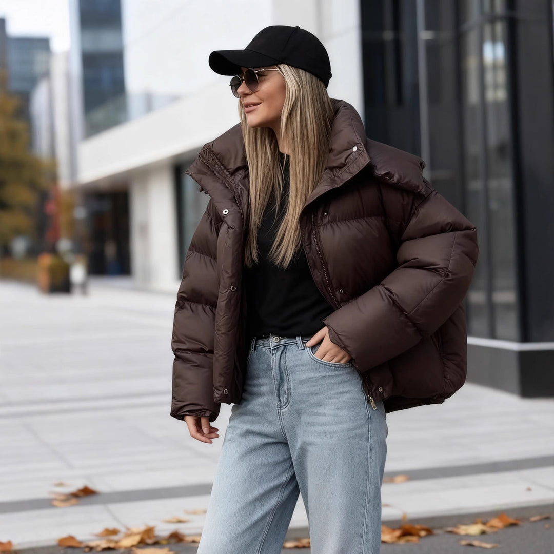 Dam 40+ Kort Quiltad Vadderad Jacka med Voluminous Huva och Stå Krage
