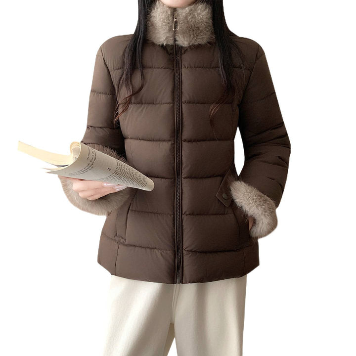 Dam nan skräddad thermal kort jacka med elastic midjebälte, faux fur krage och faux fur muddar