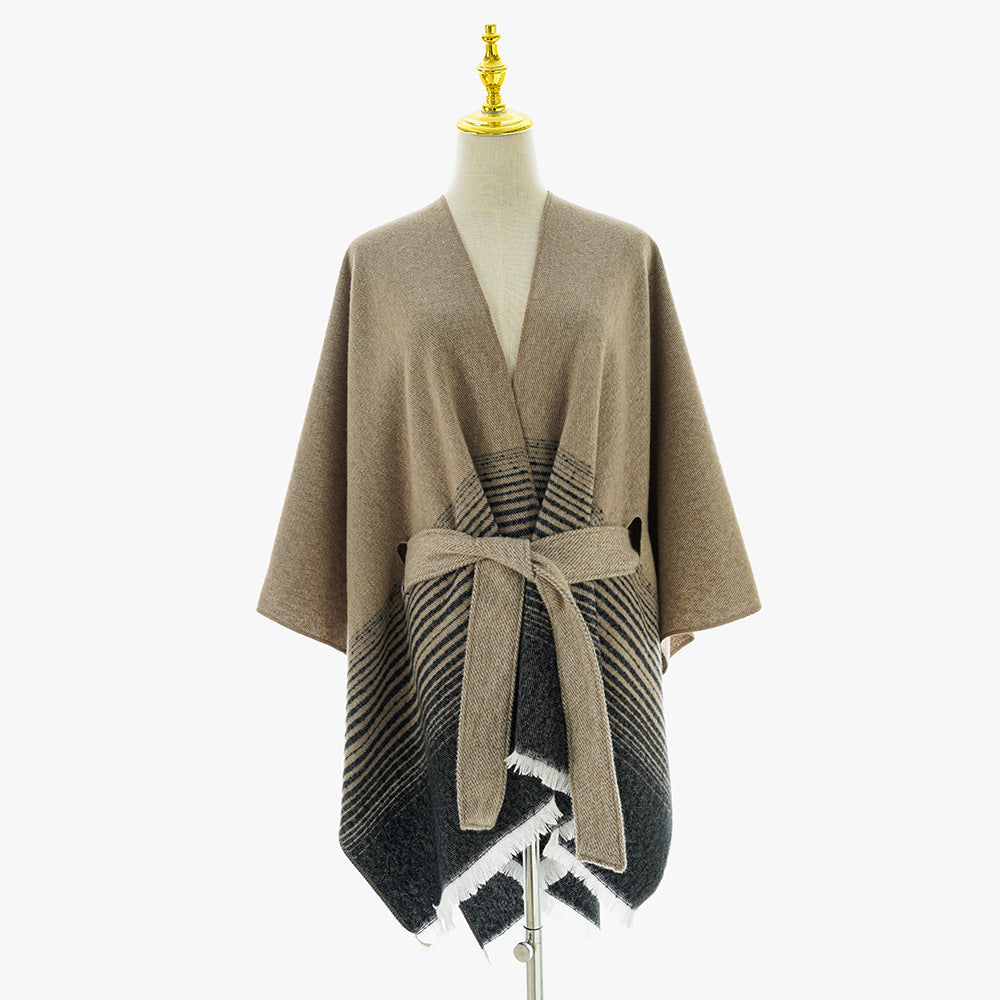 Dam wrap poncho tillverkad av fine stickad med tie bälte och fringed fåll