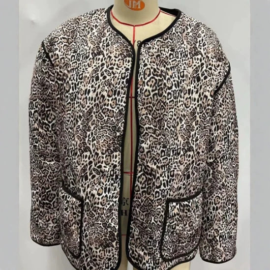 Dam Quiltad Oversize Jacka med Leopard Tryck, Round Neckline och Patch Fickor