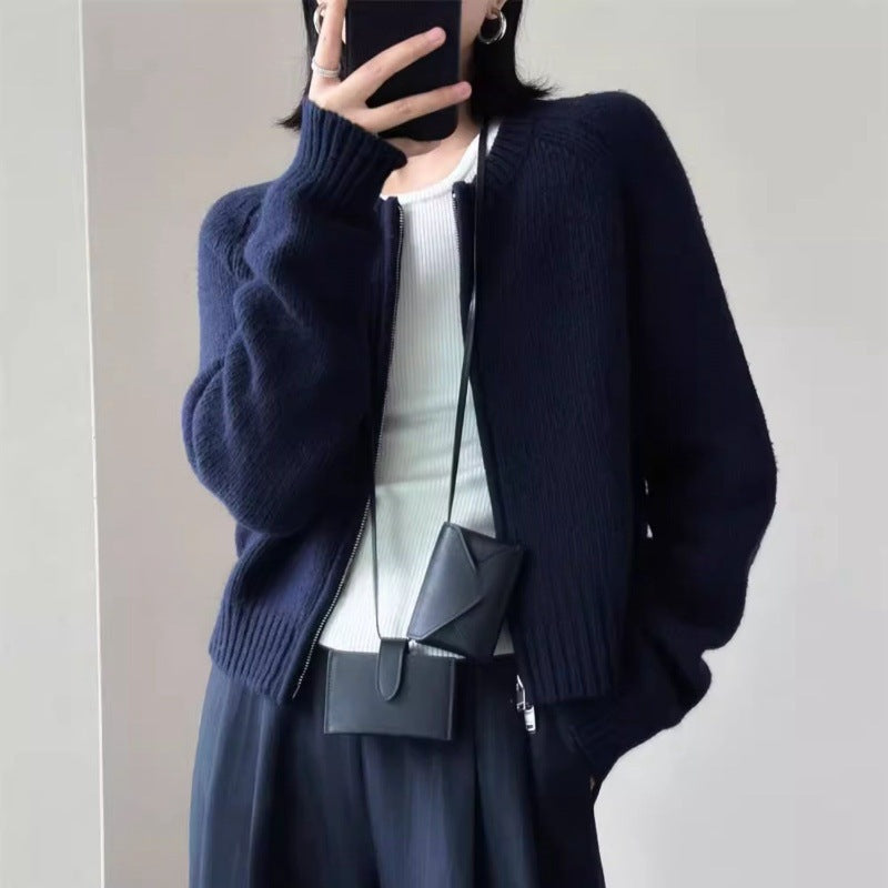 Dam kort jacka gjord mjuk fine knit med a hellång dragkedja och ribbed fåll