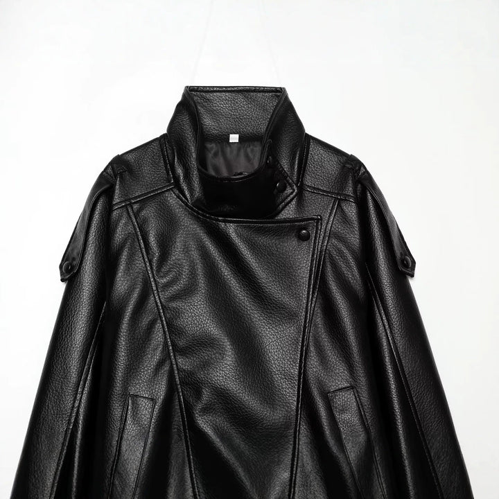 Dam kort jacka in asymmetrical biker-trench stil gjord vegan läderlook med hög ståkrage