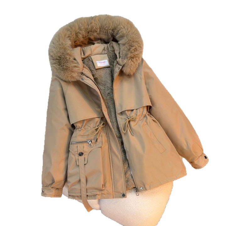 Dam kort vadderad parka med faux fur krage, teddyfoder, dragsko midja, och multifunctional fickor