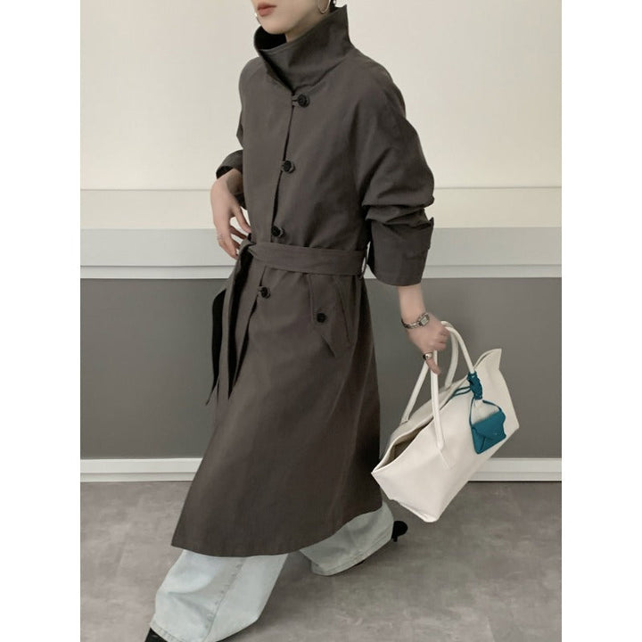 Dam Mid-length trenchcoat med hög ståkrage, knytband och avslappnad oversize silhuett