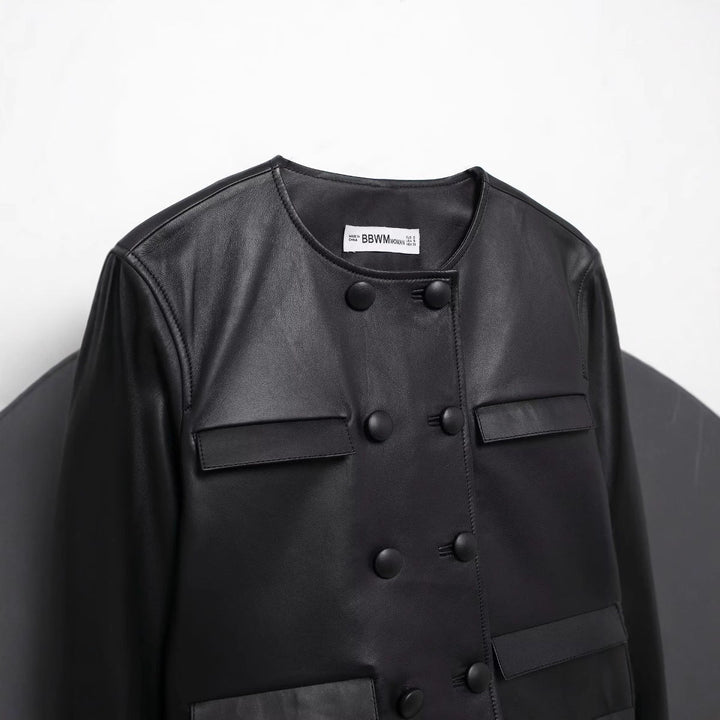 Dam cropped konstläderjacka med round neckline, double-breasted knäppning och påsydda fickor