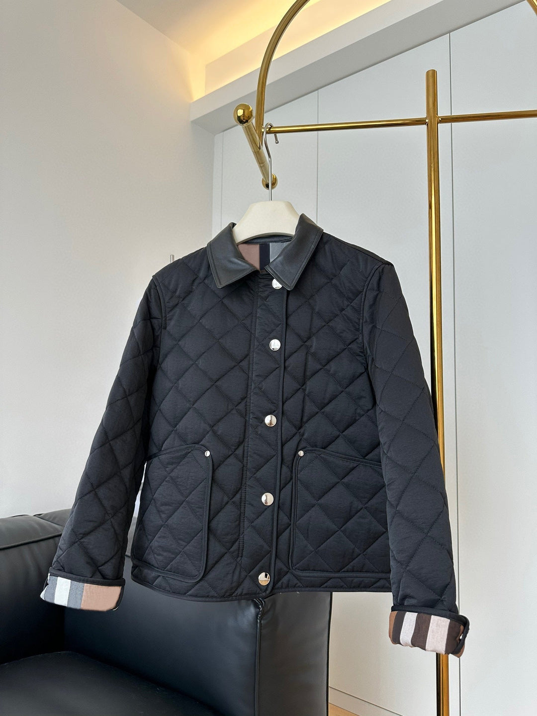 Dam modern kviltad jacka med elegant läder krage