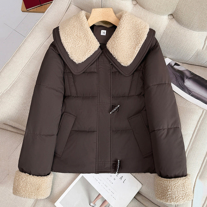 Dam kort vadderad quiltad jacka med voluminous teddy krage och rolled teddy cuffs