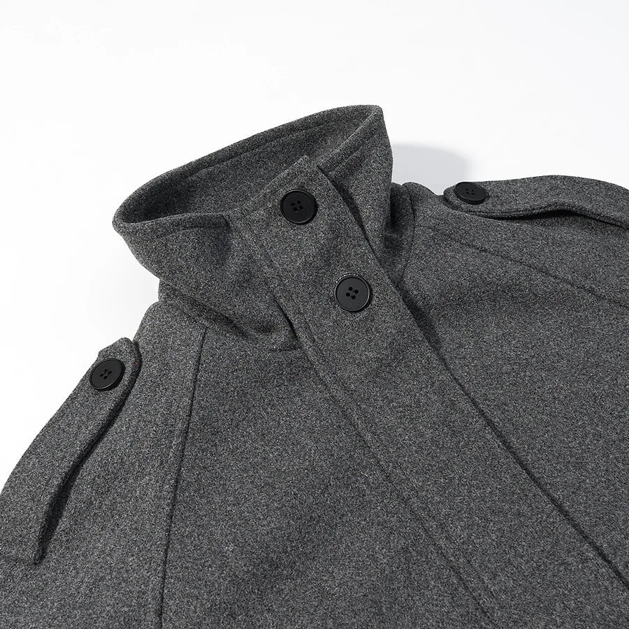 Dam kort boxy jacka i ullblandning med high ståkrage, axel patches och adjustable buckle cuffs