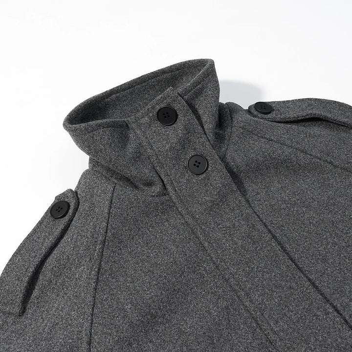 Dam kort boxy jacka i ullblandning med high ståkrage, axel patches och adjustable buckle cuffs