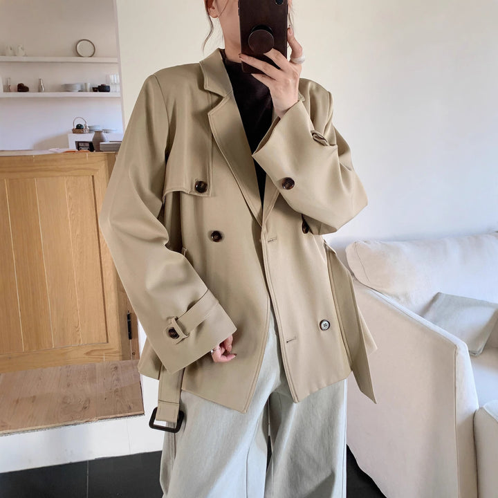 Dam kort trenchcoat in oversize skärning med double row och knytband