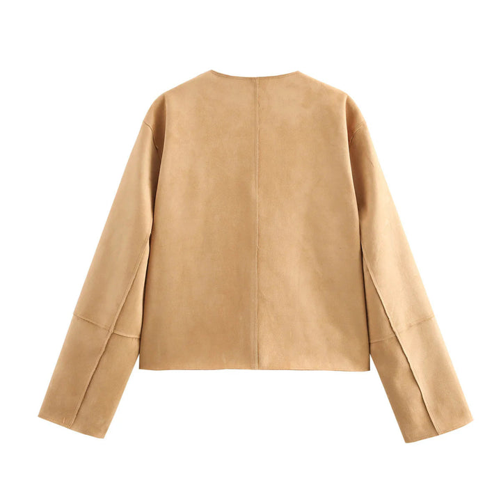 Dam kort boxy jacka tillverkad av mjuk mocka imitation med round neckline och patch framfickor