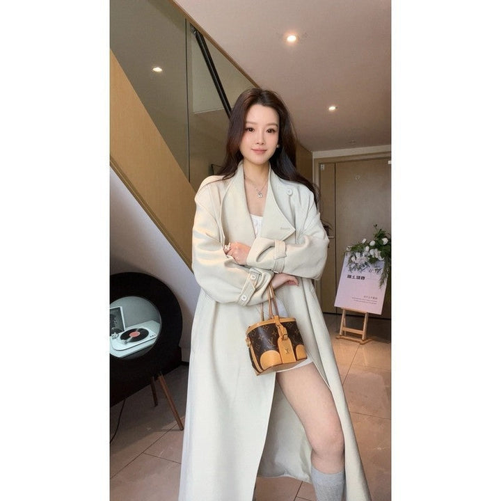 Dam oversize trenchcoat med midjebälte, slagkrage, och justerbar muddar