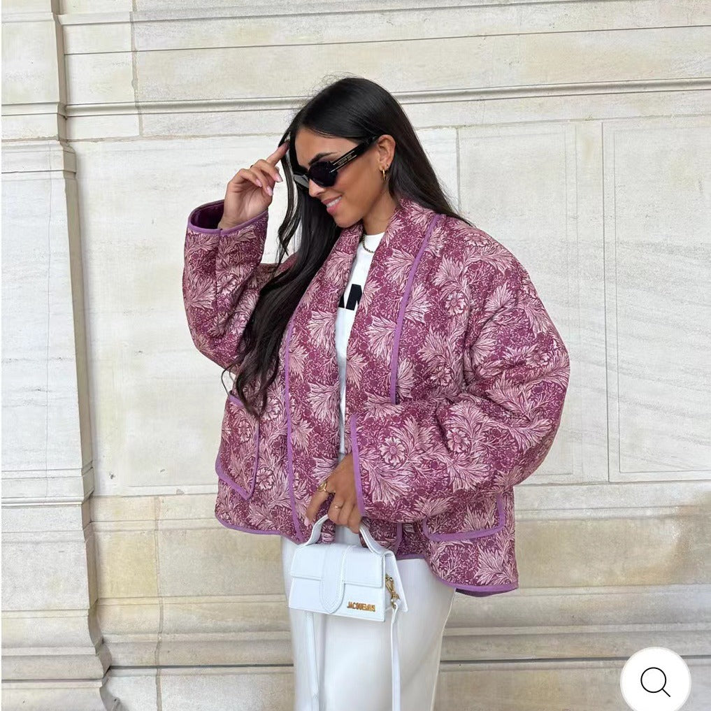 Dam kort skuren kviltad jacka in vintage blommig mönster med shawl krage och kontrasterande piping
